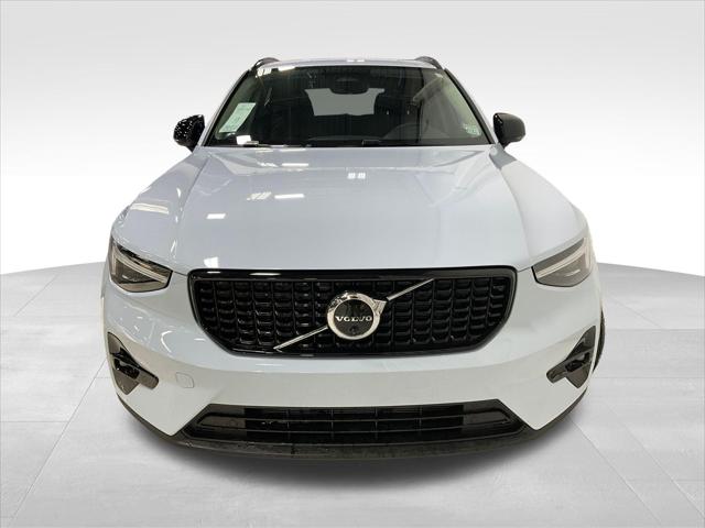 2026 Volvo XC40 Plus, B5 AWD Gas (mild hybrid), Dark