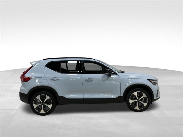 2026 Volvo XC40 Plus, B5 AWD Gas (mild hybrid), Dark