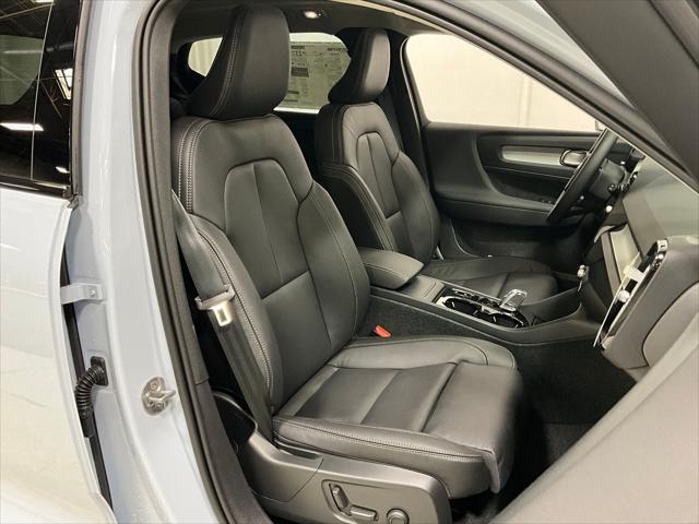 2026 Volvo XC40 Plus, B5 AWD Gas (mild hybrid), Dark