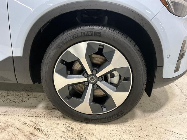 2026 Volvo XC40 Plus, B5 AWD Gas (mild hybrid), Dark