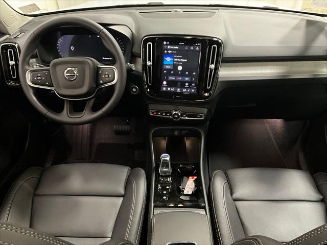 2026 Volvo XC40 Plus, B5 AWD Gas (mild hybrid), Dark