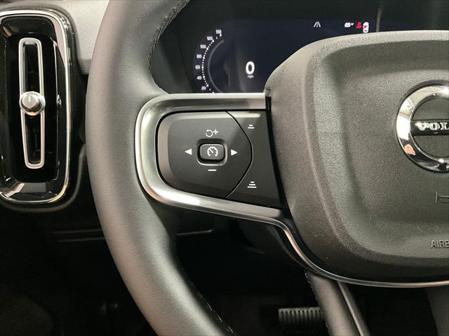 2026 Volvo XC40 Plus, B5 AWD Gas (mild hybrid), Dark