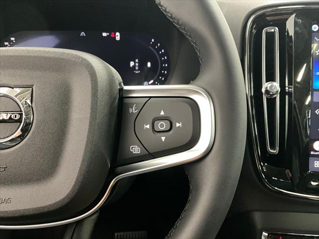 2026 Volvo XC40 Plus, B5 AWD Gas (mild hybrid), Dark