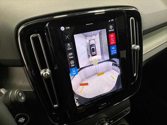 2026 Volvo XC40 Plus, B5 AWD Gas (mild hybrid), Dark