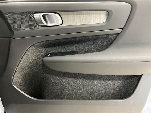 2026 Volvo XC40 Plus, B5 AWD Gas (mild hybrid), Dark