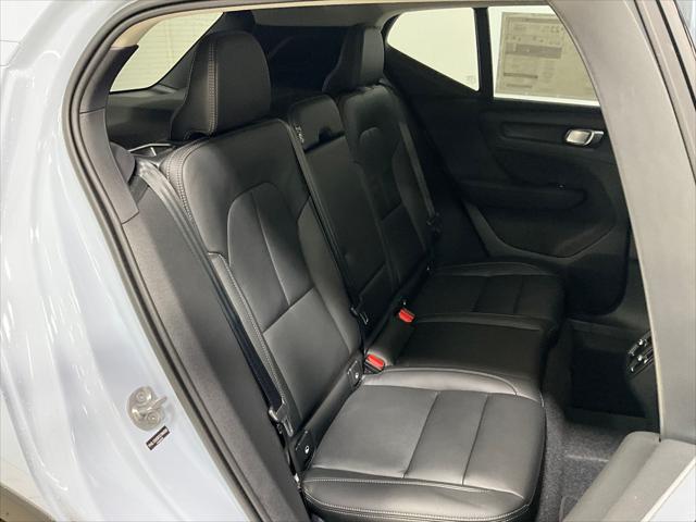 2026 Volvo XC40 Plus, B5 AWD Gas (mild hybrid), Dark