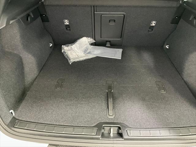 2026 Volvo XC40 Plus, B5 AWD Gas (mild hybrid), Dark