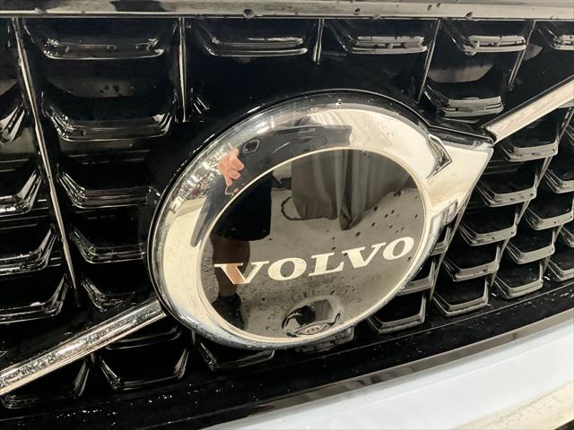2026 Volvo XC40 Plus, B5 AWD Gas (mild hybrid), Dark