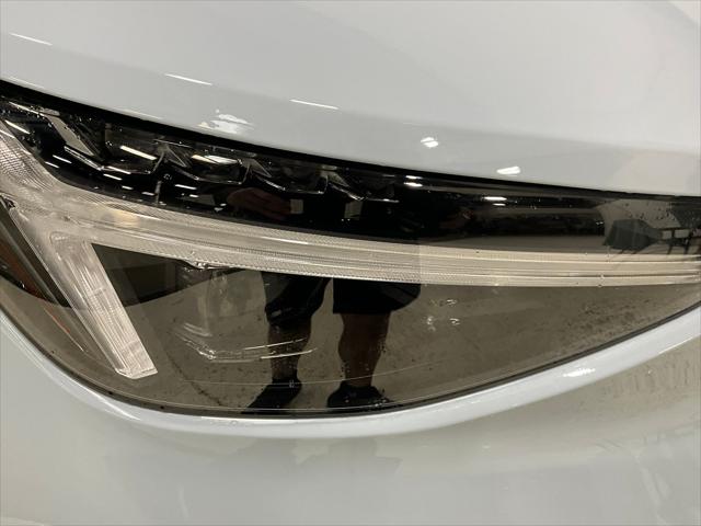 2026 Volvo XC40 Plus, B5 AWD Gas (mild hybrid), Dark