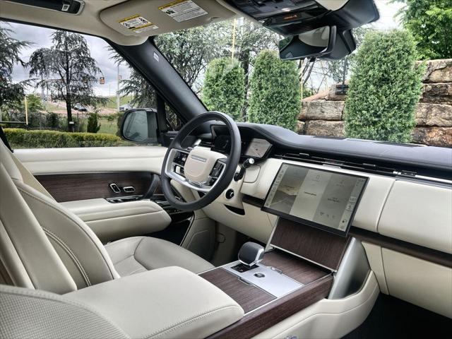 2026 Land Rover Range Rover P550e SE