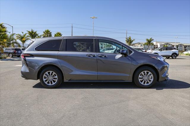 2025 Toyota Sienna LE
