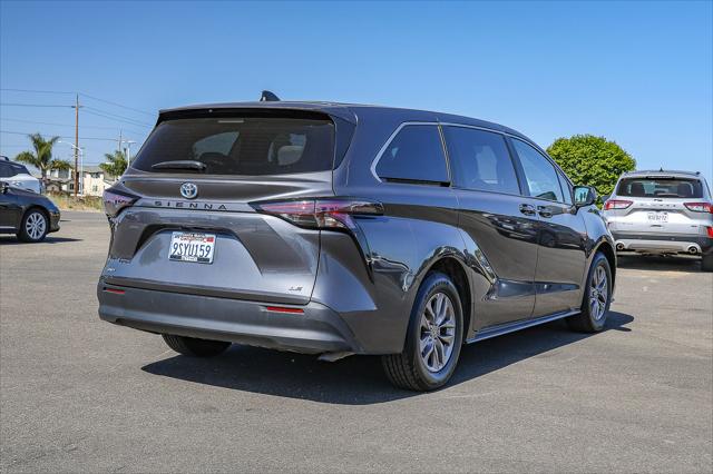 2025 Toyota Sienna LE