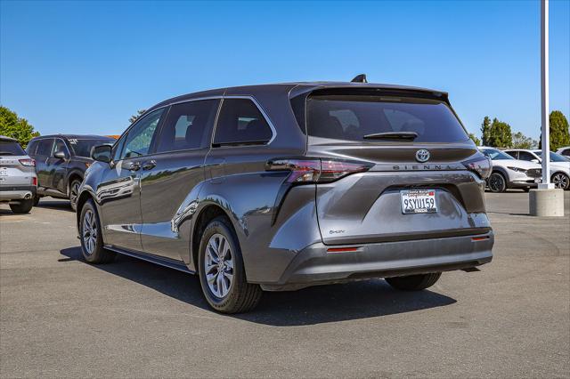 2025 Toyota Sienna LE