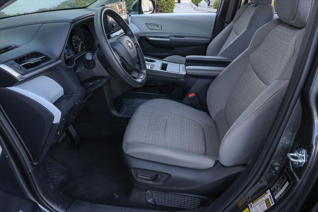 2025 Toyota Sienna LE