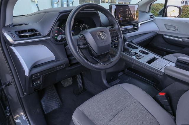 2025 Toyota Sienna LE