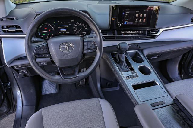2025 Toyota Sienna LE
