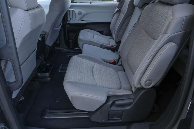 2025 Toyota Sienna LE