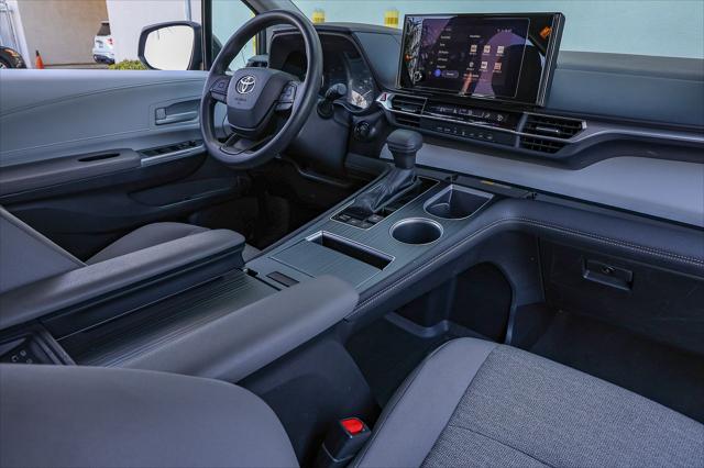 2025 Toyota Sienna LE