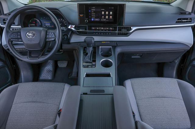 2025 Toyota Sienna LE