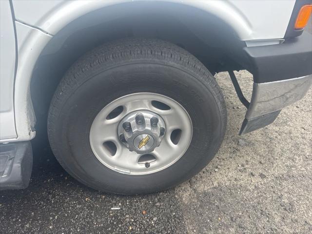 2025 Chevrolet Express Passenger RWD 3500 Extended Wheelbase LT