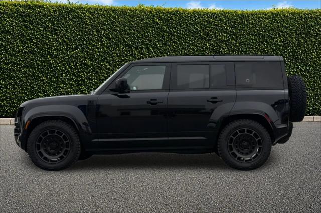 2026 Land Rover Defender P635 OCTA Black