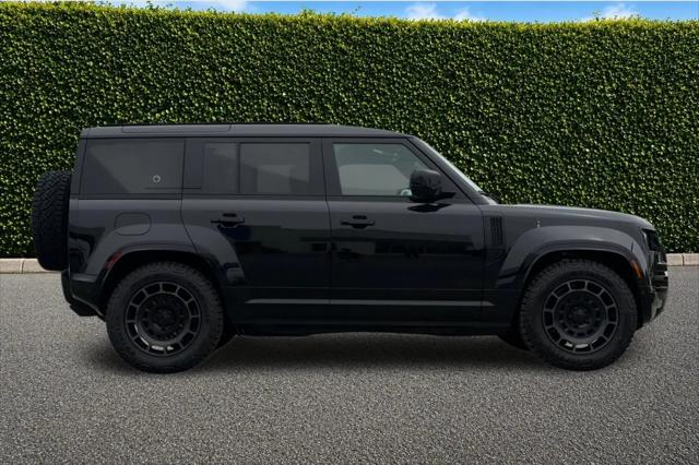 2026 Land Rover Defender P635 OCTA Black