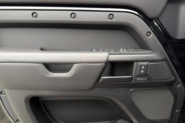 2026 Land Rover Defender P635 OCTA Black