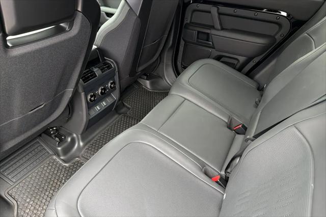 2026 Land Rover Defender P635 OCTA Black
