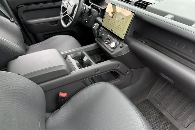 2026 Land Rover Defender P635 OCTA Black
