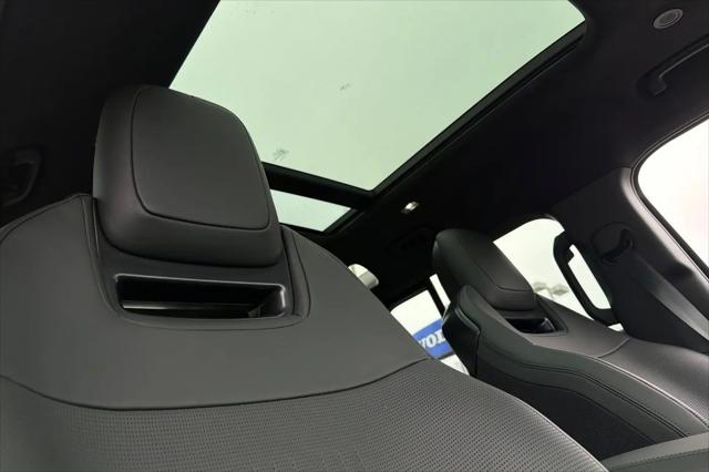 2026 Land Rover Defender P635 OCTA Black