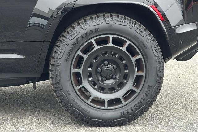 2026 Land Rover Defender P635 OCTA Black