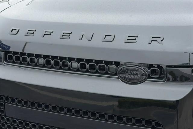 2026 Land Rover Defender P635 OCTA Black