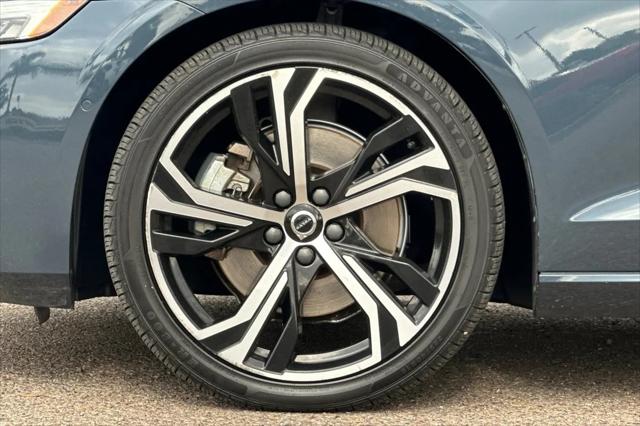 2024 Volvo S60 B5 Plus Dark Theme
