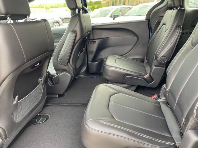 2026 Chrysler Pacifica Select AWD