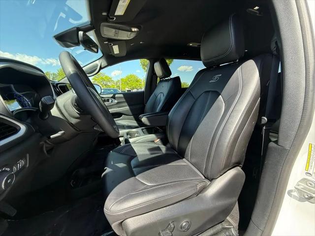 2024 Chrysler Pacifica Hybrid S Appearance Pkg