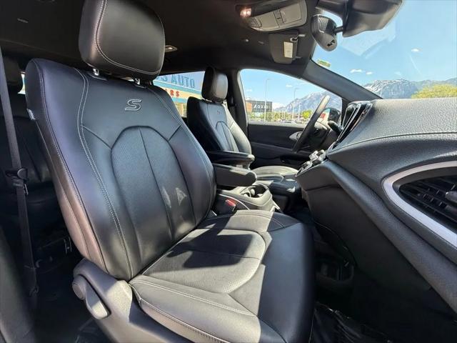 2024 Chrysler Pacifica Hybrid S Appearance Pkg
