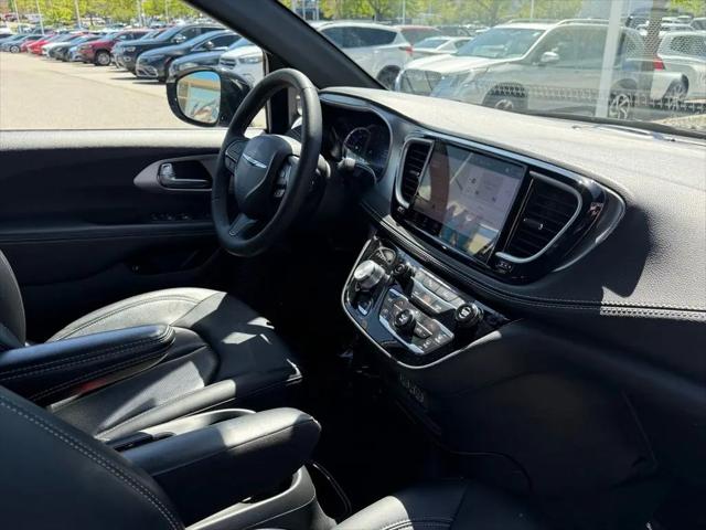 2024 Chrysler Pacifica Hybrid S Appearance Pkg