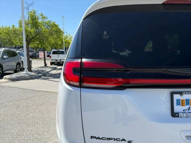 2024 Chrysler Pacifica Hybrid S Appearance Pkg