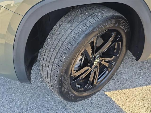 2025 Volkswagen Atlas Cross Sport 2.0T SEL R-Line Black