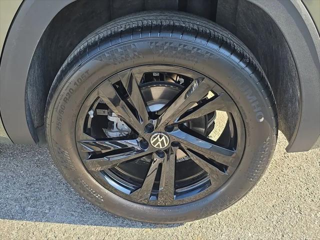 2025 Volkswagen Atlas Cross Sport 2.0T SEL R-Line Black