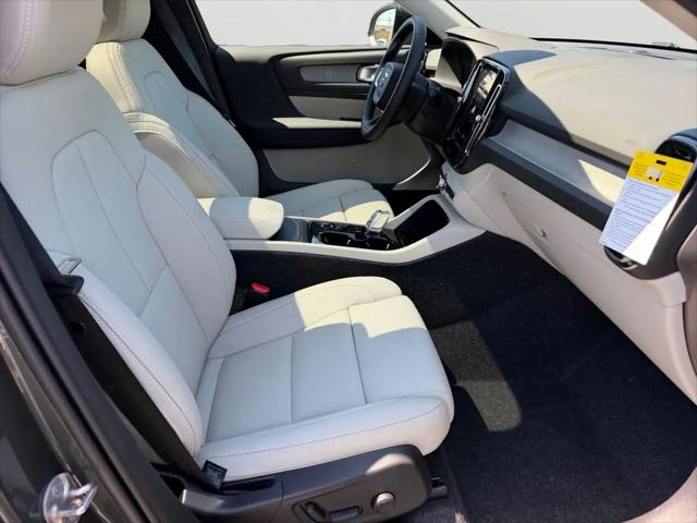 2026 Volvo XC40 Ultra, B5 AWD Gas (mild hybrid), Dark