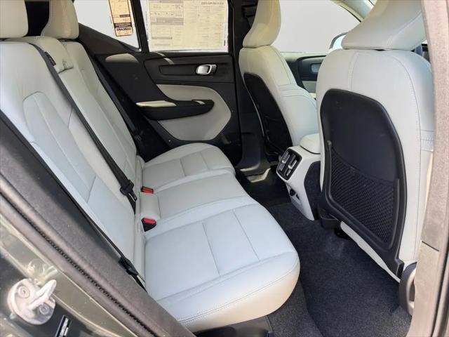 2026 Volvo XC40 Ultra, B5 AWD Gas (mild hybrid), Dark