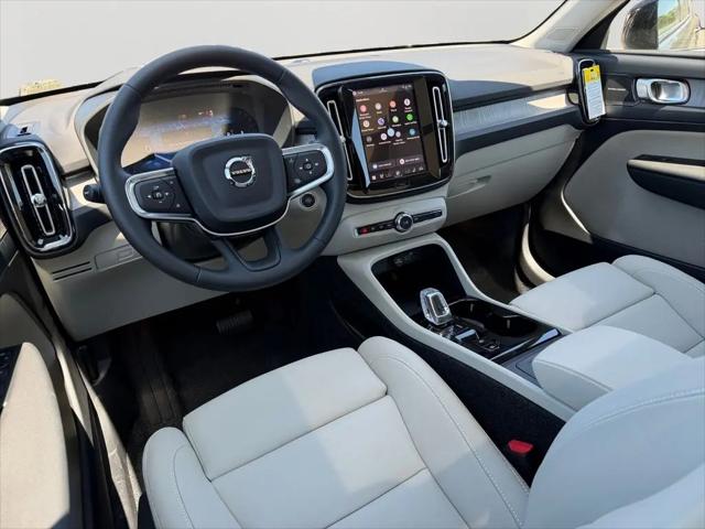 2026 Volvo XC40 Ultra, B5 AWD Gas (mild hybrid), Dark