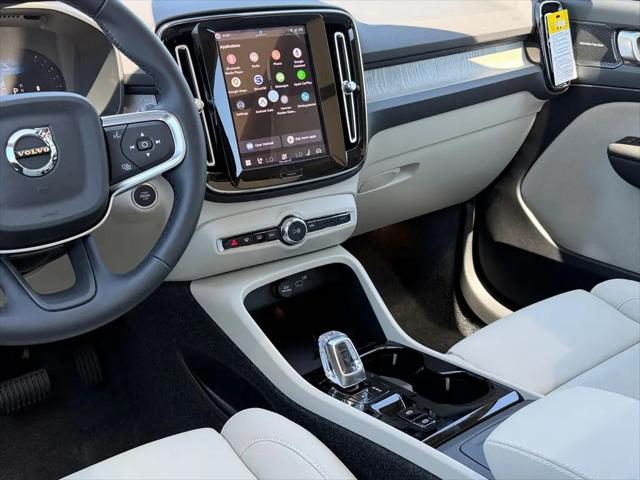 2026 Volvo XC40 Ultra, B5 AWD Gas (mild hybrid), Dark