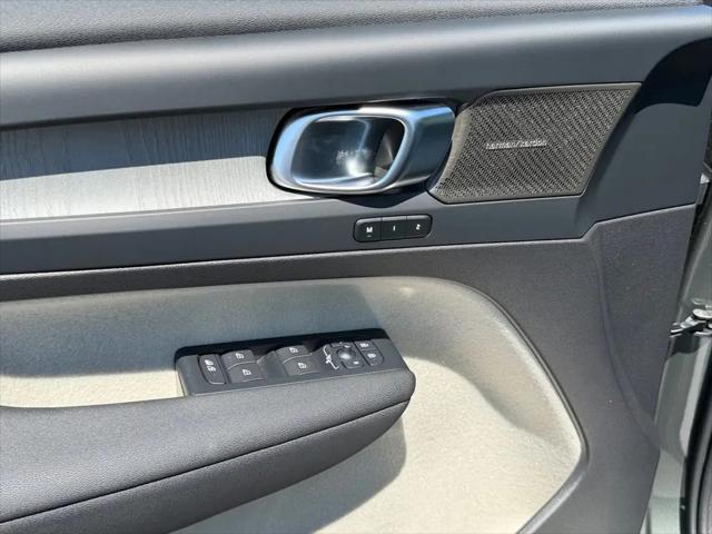 2026 Volvo XC40 Ultra, B5 AWD Gas (mild hybrid), Dark