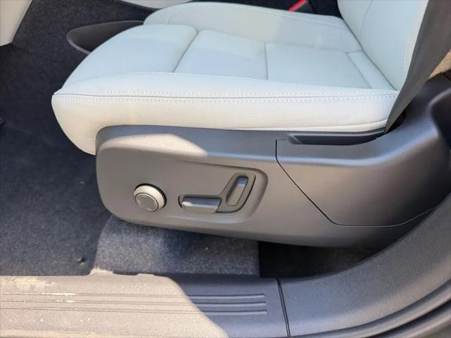 2026 Volvo XC40 Ultra, B5 AWD Gas (mild hybrid), Dark