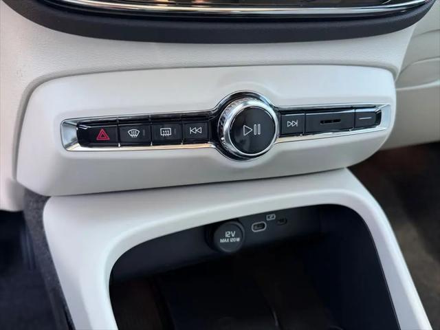 2026 Volvo XC40 Ultra, B5 AWD Gas (mild hybrid), Dark