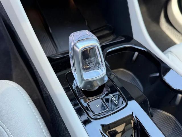 2026 Volvo XC40 Ultra, B5 AWD Gas (mild hybrid), Dark