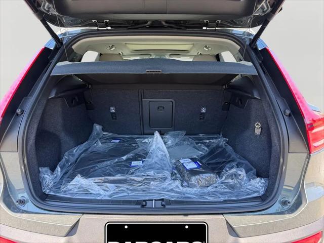 2026 Volvo XC40 Ultra, B5 AWD Gas (mild hybrid), Dark