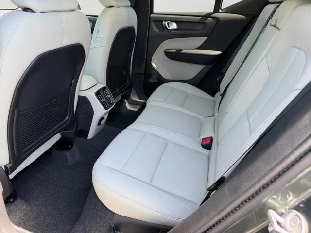 2026 Volvo XC40 Ultra, B5 AWD Gas (mild hybrid), Dark